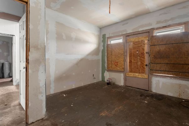 Empty room, Interior