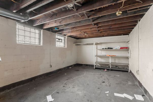 Garage, Interior, Wooden Beams