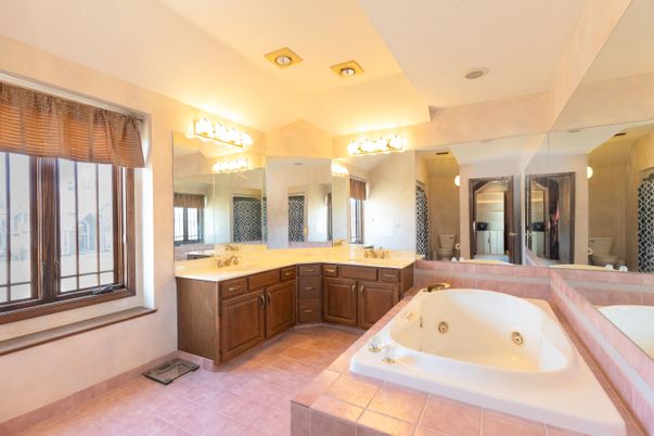 Bathroom, Dual Sink Vanities, Interior, Recessed Lighting