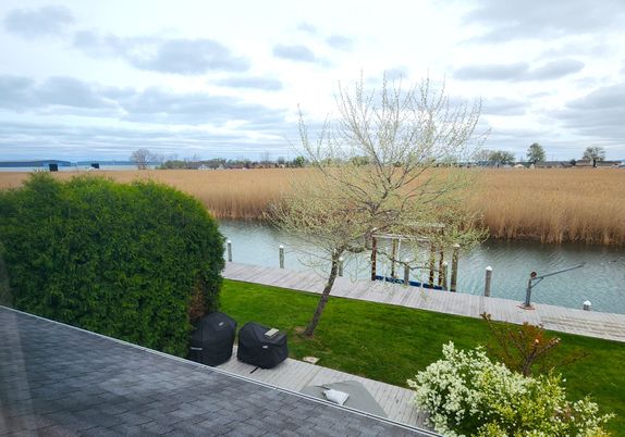 Exterior, Lake