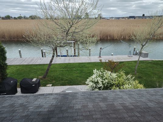 Exterior, Lake