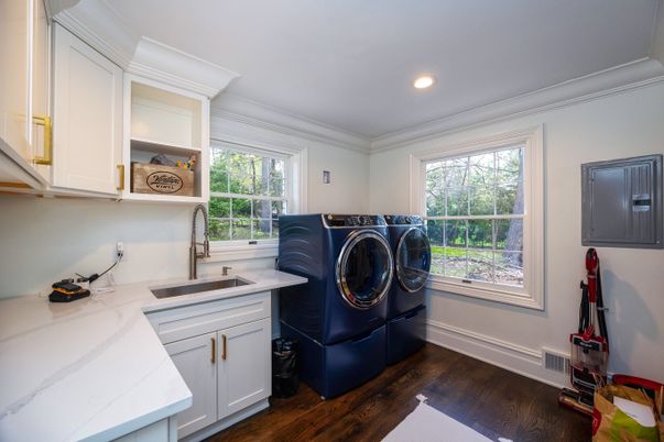 Interior, Recessed Lighting, Washer, Wood Texture Flooring