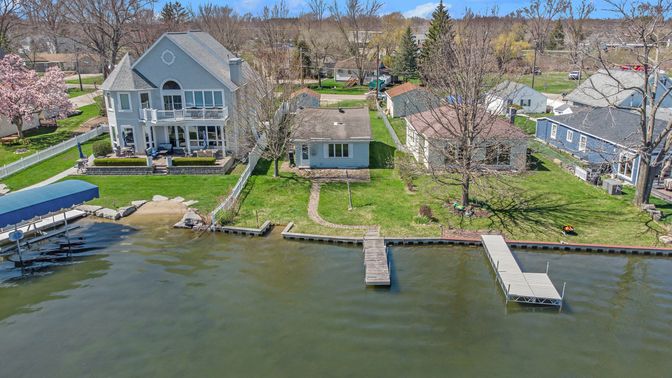 Exterior, Lake