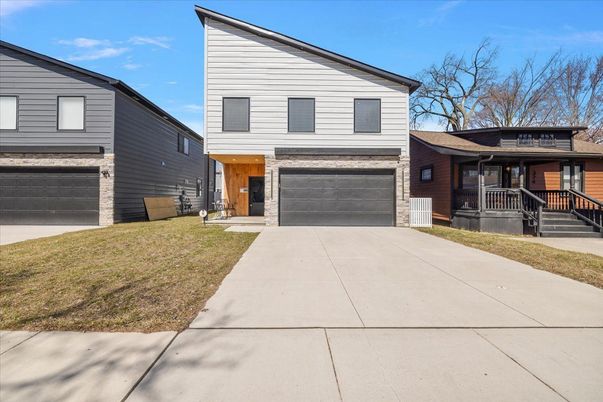 Attached, Exterior, Facade, Rowhouse