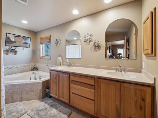 Bathroom, Dual Sink Vanities, Interior, Recessed Lighting