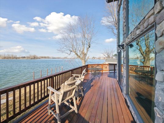 Exterior, Lake