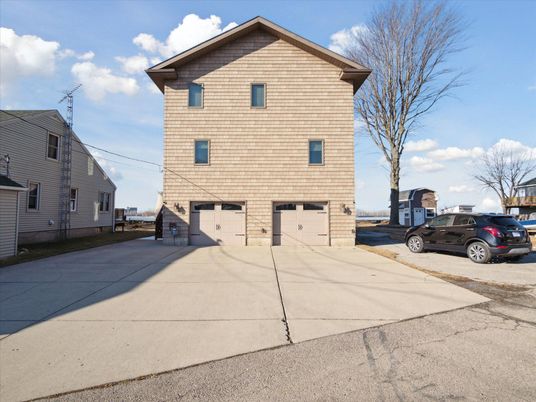 Attached, Exterior, Facade, Split Level