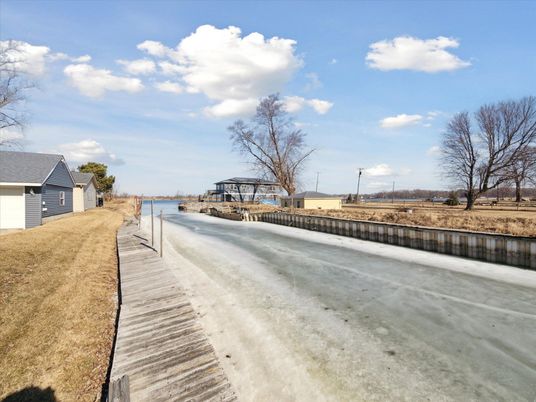 Exterior, Lake