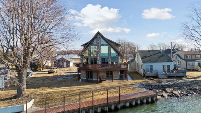 Exterior, Lake