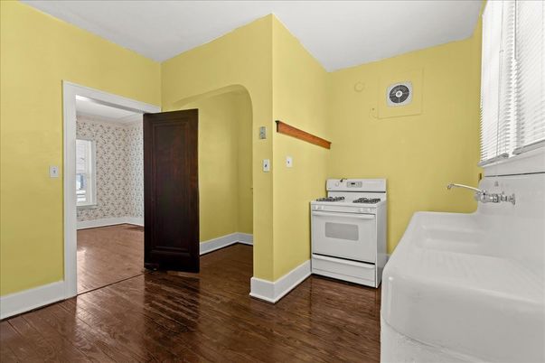 Interior, Kitchen, Washer, Wood Texture Flooring