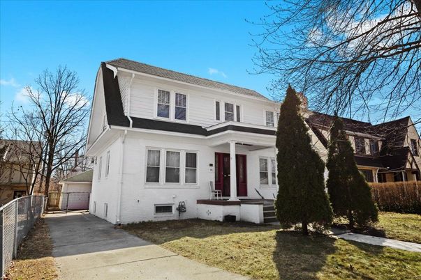 Exterior, Facade, American Foursquare