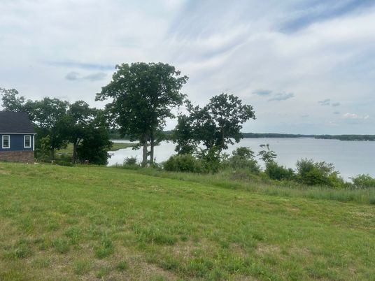 Exterior, Lake