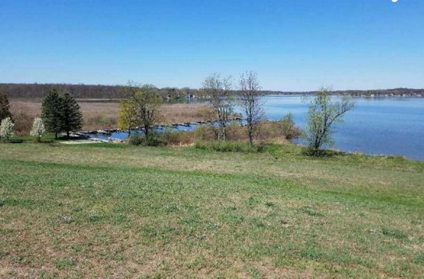 Exterior, Lake