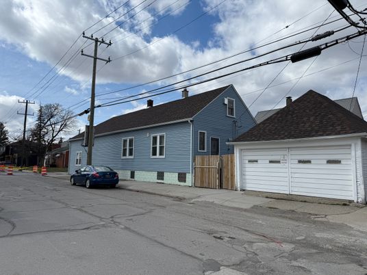 Attached, Exterior, Facade, Cape Cod