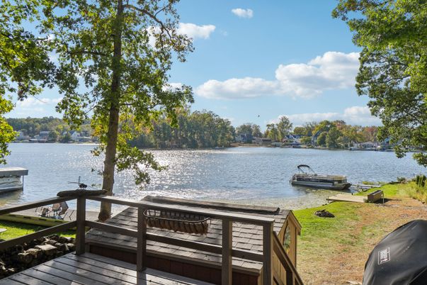 Exterior, Lake