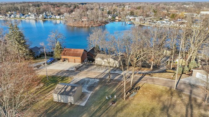 Exterior, Lake