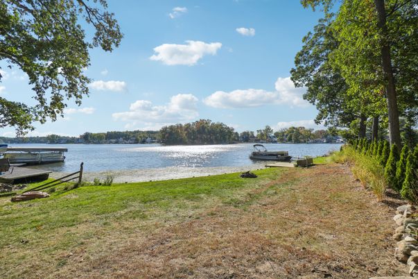 Exterior, Lake