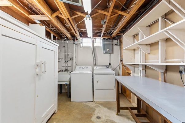 Interior, Washer, Wooden Beams