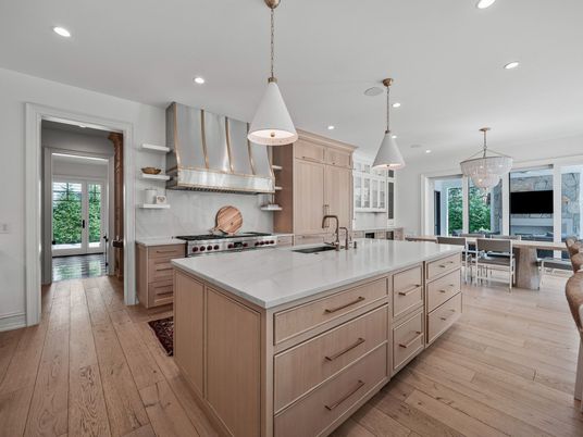Chandelier, Dining room, Interior, Kitchen, Pendant Lights, Recessed Lighting, Stainless Steel Appliances, Wood Texture Flooring