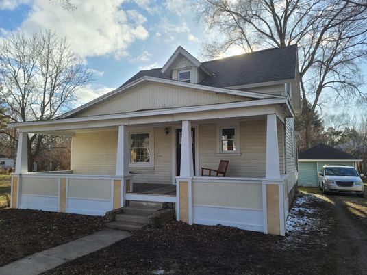 Exterior, Facade, American Foursquare