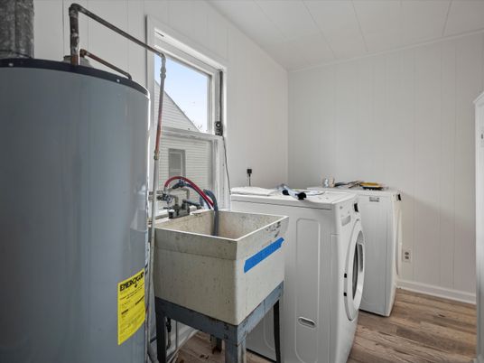 Interior, Washer, Wood Texture Flooring