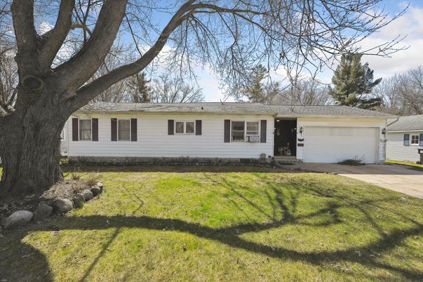 Attached, Exterior, Facade, Ranch