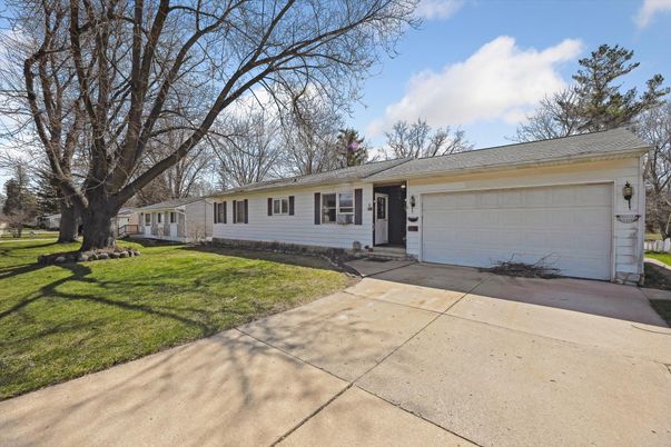 Attached, Exterior, Facade, Ranch