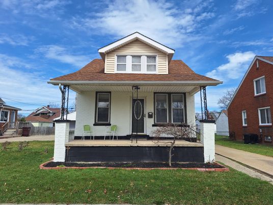 Exterior, Facade, Queen Anne Victorian