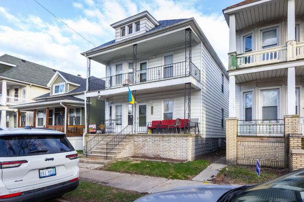Exterior, Facade, American Foursquare