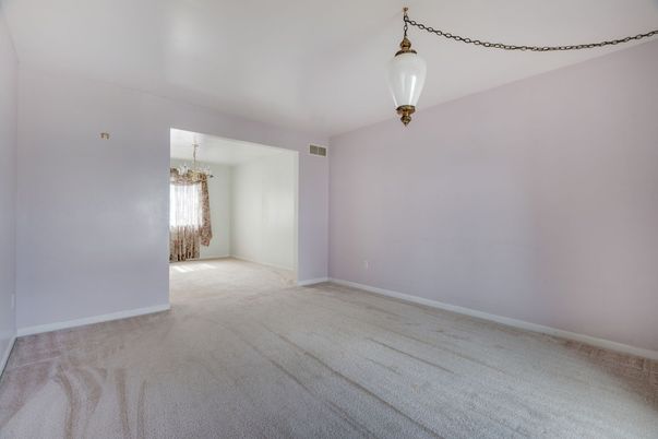 Empty room, Interior