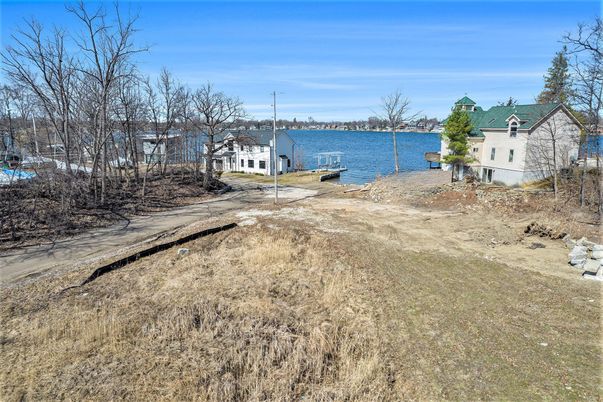 Exterior, Lake