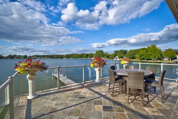 Exterior, Lake