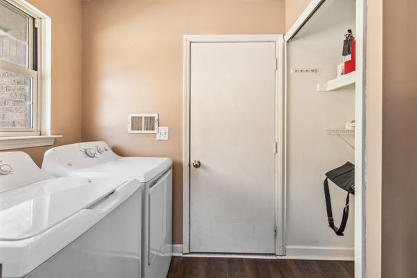 Interior, Washer, Wood Texture Flooring