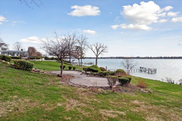 Exterior, Lake
