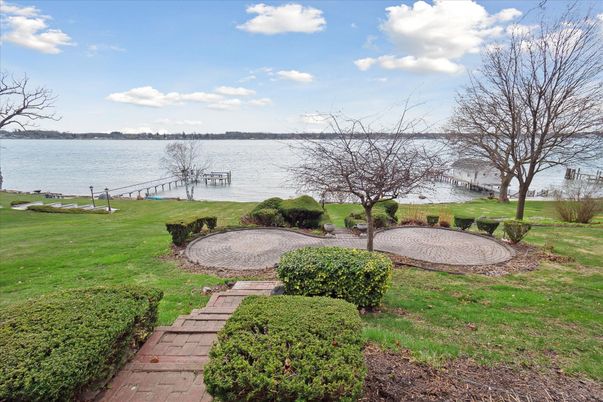 Exterior, Lake