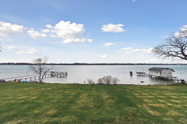 Exterior, Lake