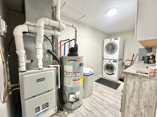 Interior, Utility Closets, Washer, Wood Texture Flooring