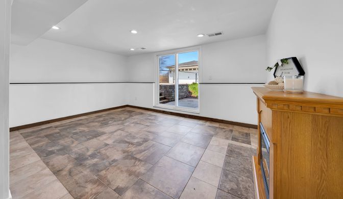 Empty room, Interior, Recessed Lighting