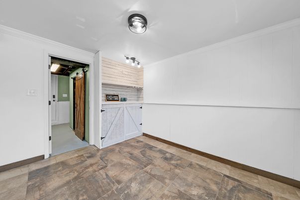 Empty room, Interior