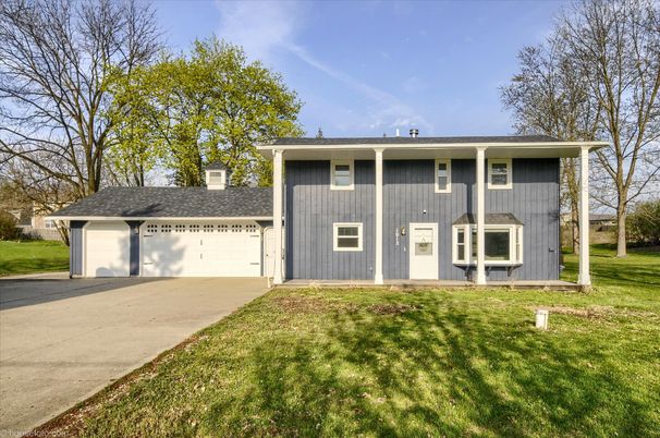 Attached, Exterior, Facade, Raised Ranch