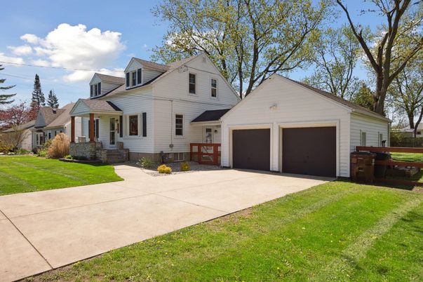 Attached, Exterior, Facade, Farmhouse