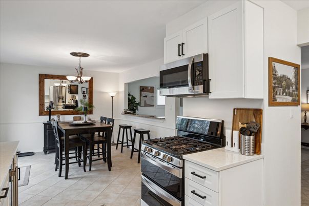 Chandelier, Dining room, Interior, Kitchen, Pendant Lights, Stainless Steel Appliances