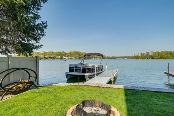 Exterior, Lake