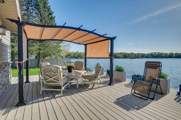 Exterior, Lake