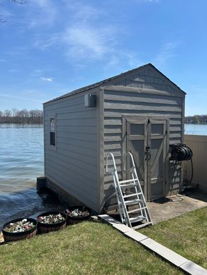 Exterior, Lake