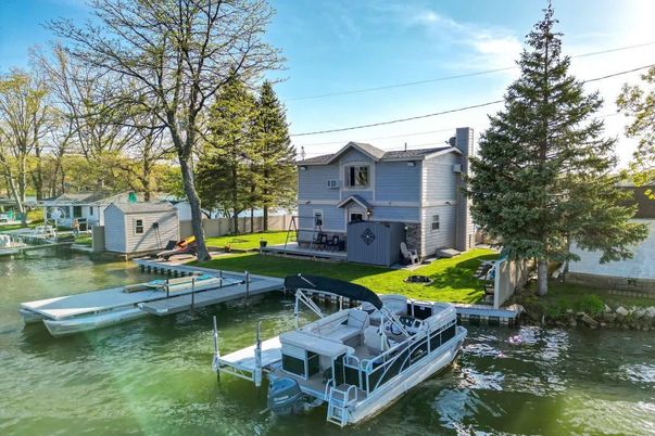 Exterior, Lake