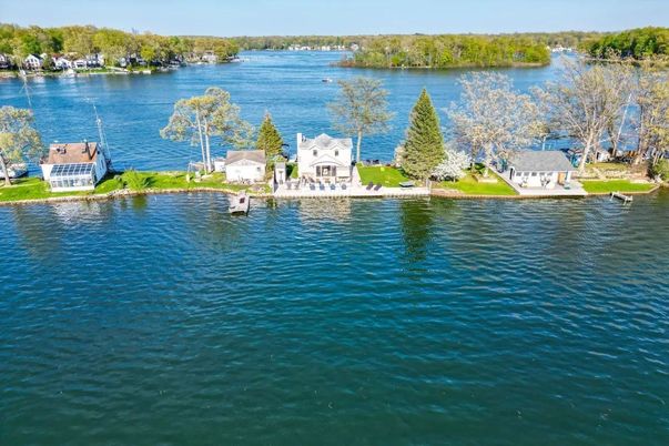 Exterior, Lake