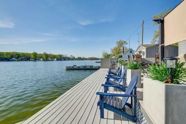 Exterior, Lake
