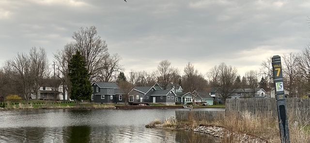Exterior, Lake