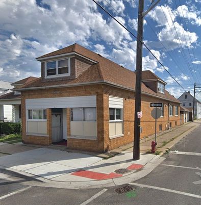 Exterior, Facade, Brick Facade, American Foursquare